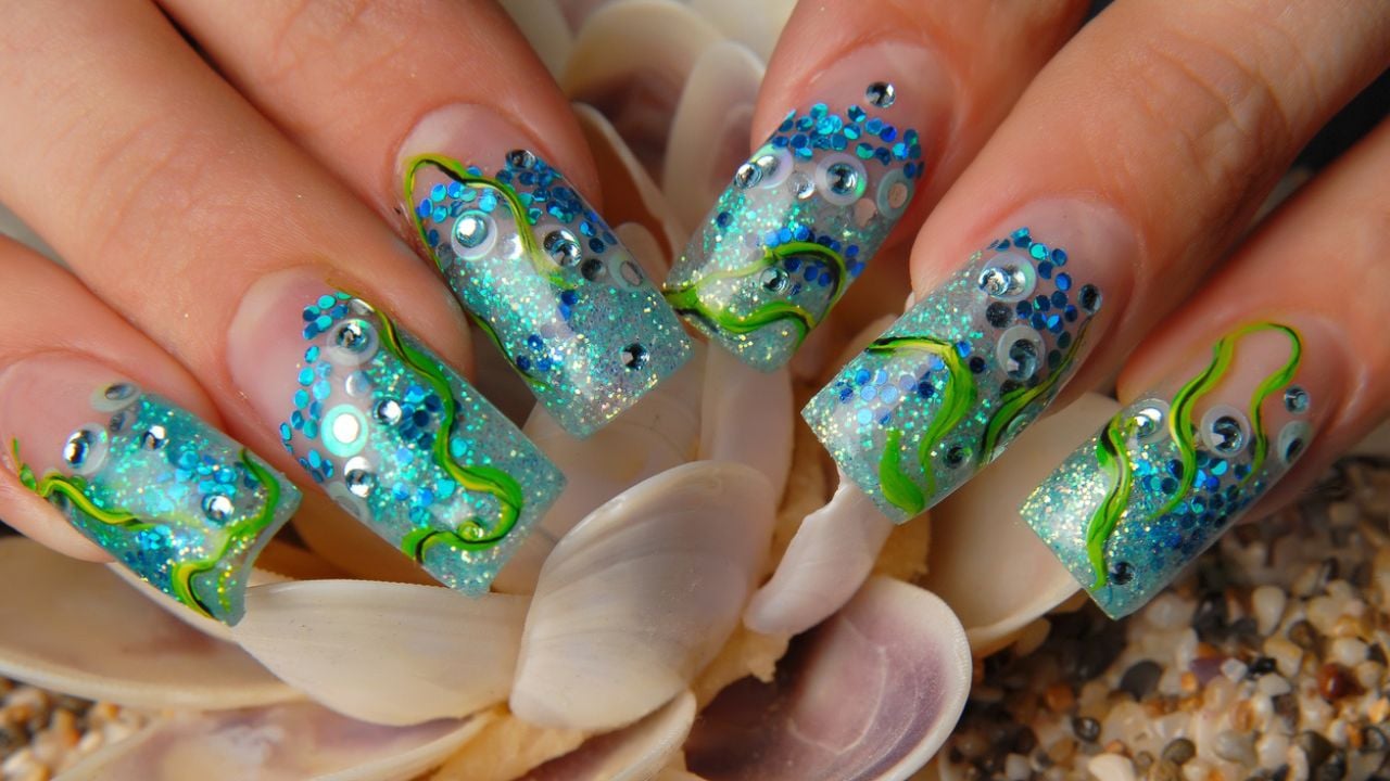 Ideias de unhas inspiradas no mar. 