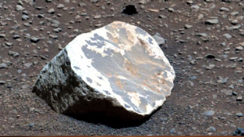 Rocha de superfície esbranquiçada encontrada no chão de Marte.