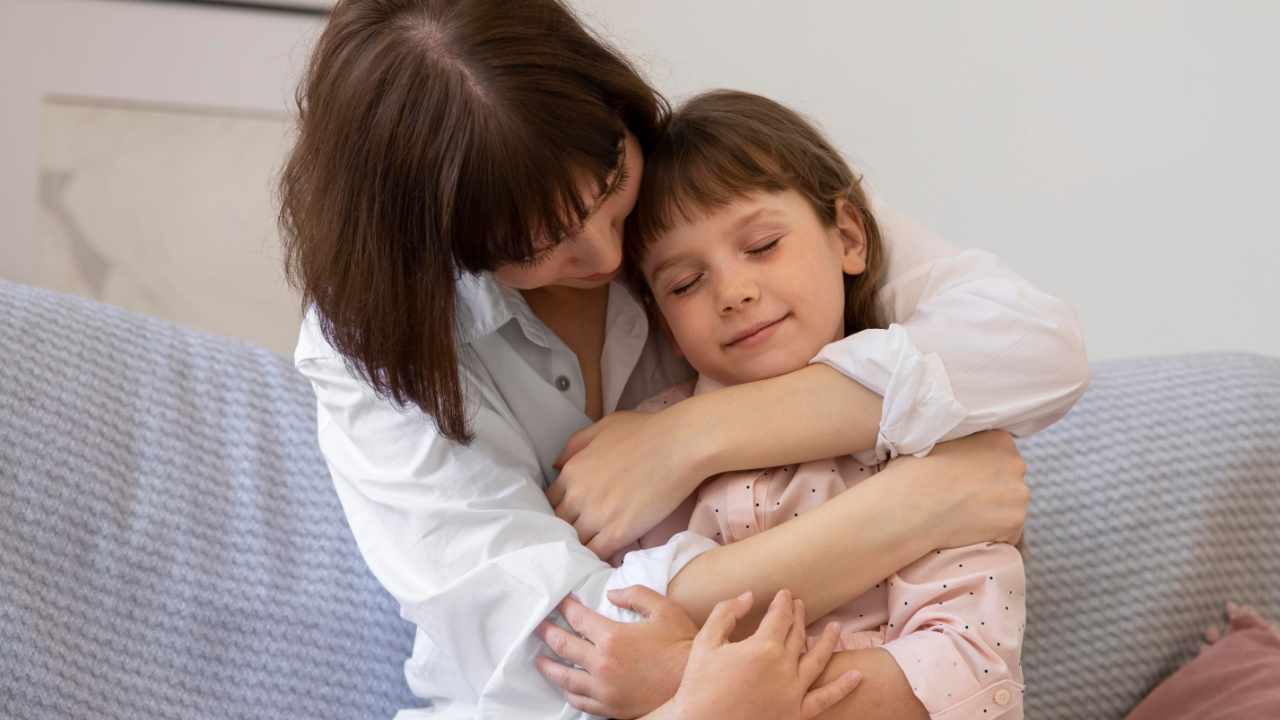 Mãe acolhendo o sentimento da filha