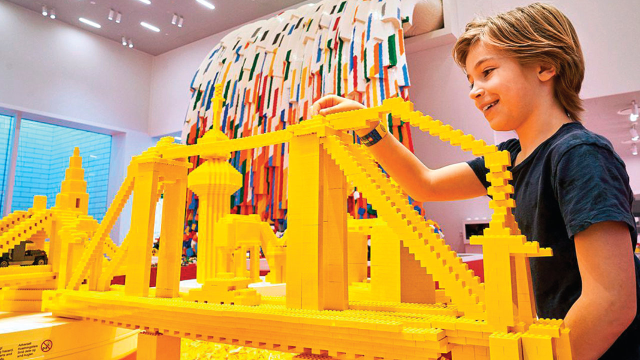 criança brincando na Lego House