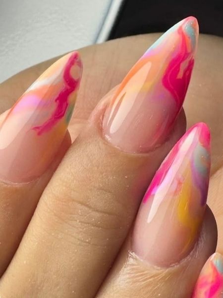 unhas em aquarela rosa e amarela.