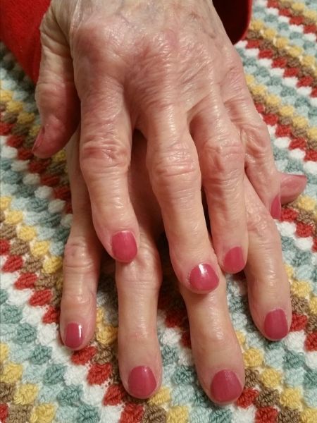 Granny nails coral.