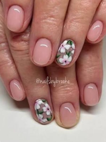 unhas rosa com filha única floral.