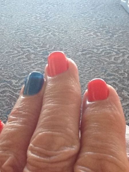 unhas vermelhas com filha única azul.