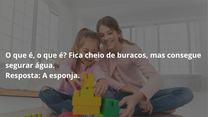 duas crianças bricando.