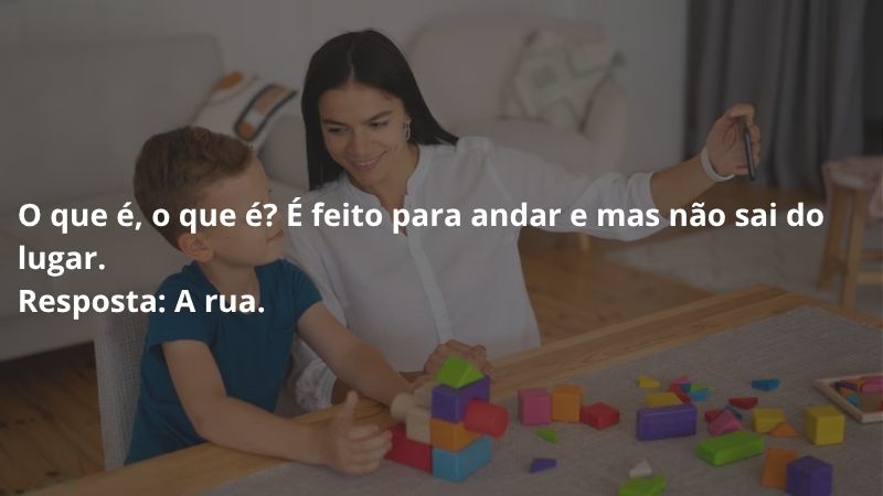 mãe e filho brincando