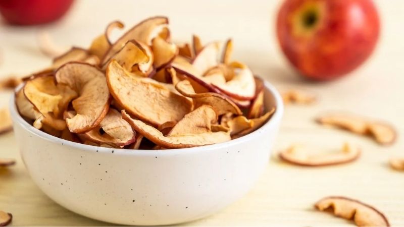 chips de maçã com canela em bowl