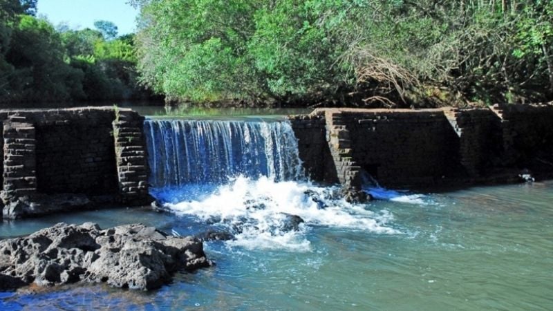 cachoeira na cidade de sete de setembro.