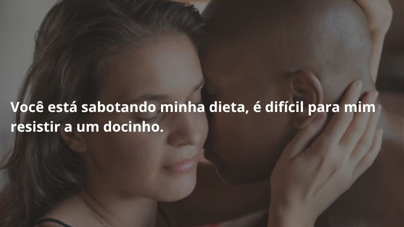 Imagem com frase e foto de casal flertando ao fundo