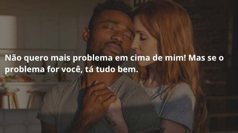 Imagem com frase e foto de casal flertando ao fundo