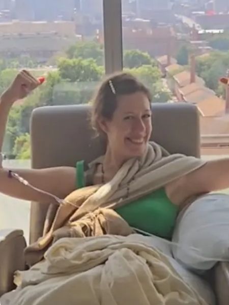molly em cama de hospital sorrindo.