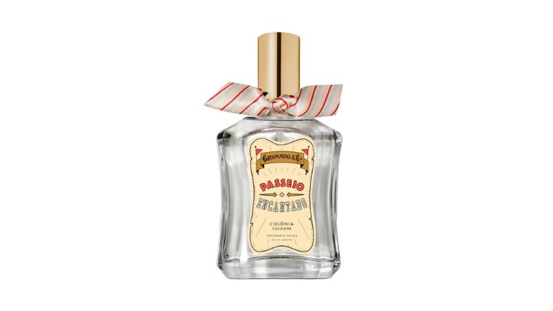prfume com embalagem contendo laçarote.