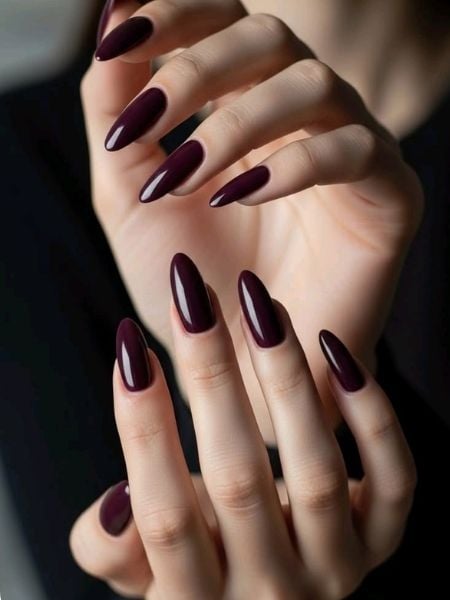 unhas em roxo plum profundo
