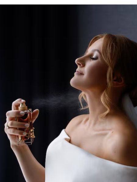 mulher aplicando perfume