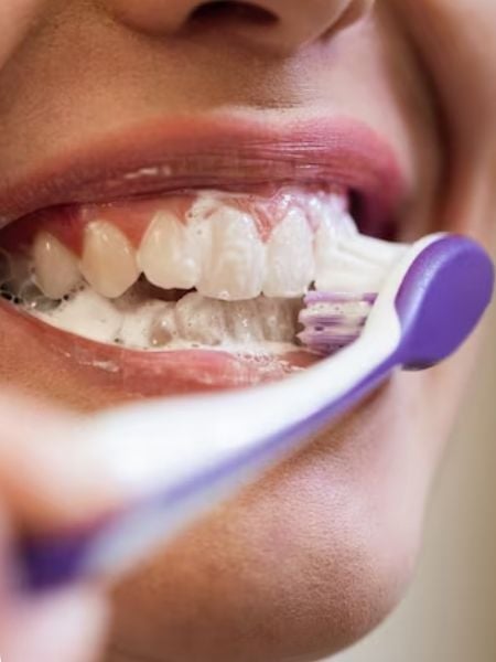 escovando os dentes