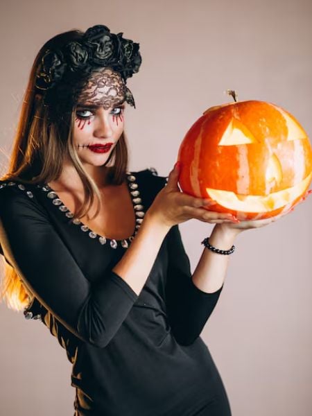 mulher fantasiada no halloween.
