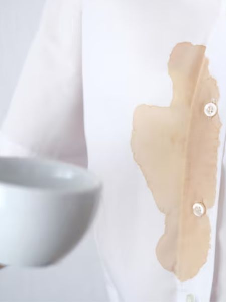 mancha de café em camisa branca