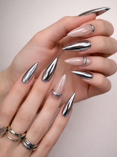 Unhas stiletto cromadas