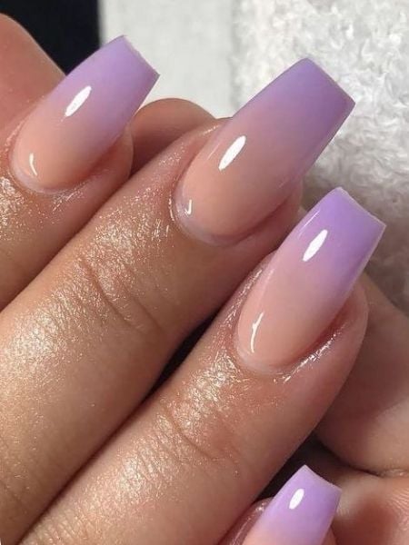 unhas ombré lilás.