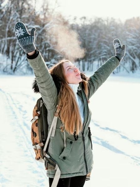 mulher curtindo a neve e o frio
