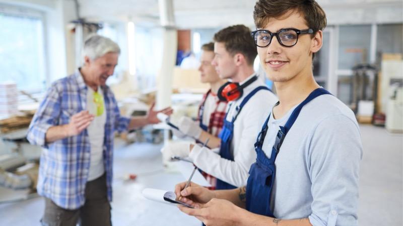 jovem estagiário tomando notas