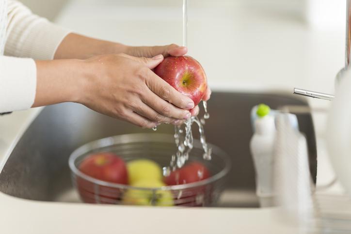 mulher lava maca com agua