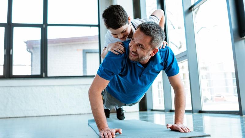 pai e filho fazendo exercícios