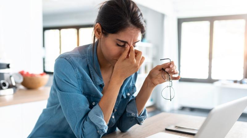 mulher com depressão tentando trabalhar