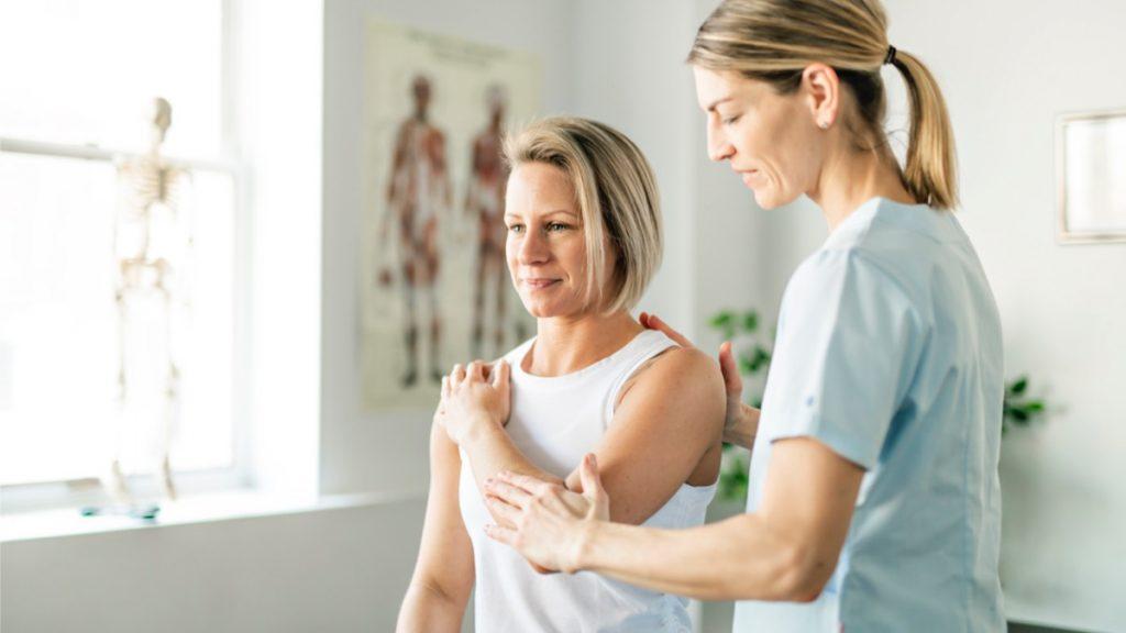 paciente fazendo fisioterapia