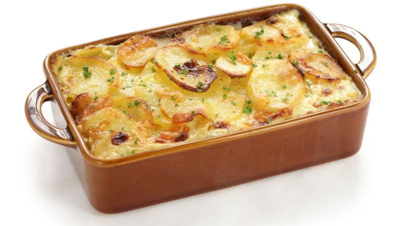 Batata gratinada aos 3 queijos uma das receitas que sujam pouca louça