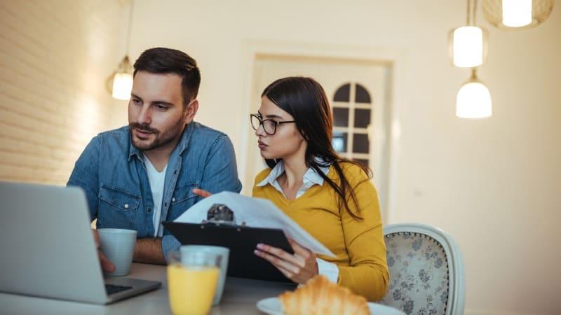 Se você participou ou participa de um consórcio, preste atenção, já que também é necessário declarar os valores das parcelas (Foto: bernardbodo/iStock)