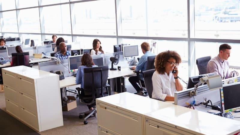 Veja como economizar energia no trabalho e comece a ajudar o meio ambiente com atitudes simples! (Foto: monkeybusinessimages/iStock)