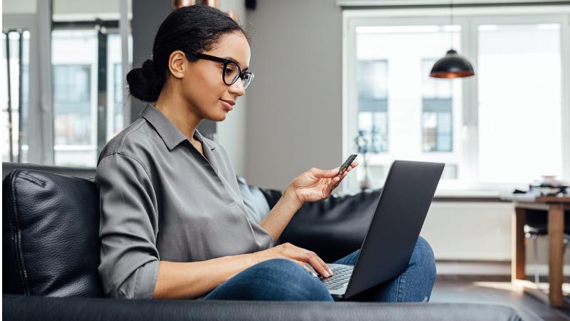 jovem fazendo compra online