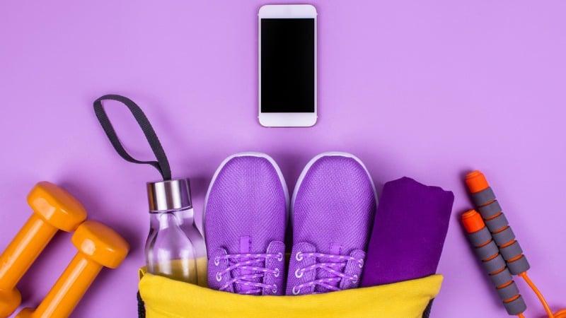 Alguns itens para o exercício, como elásticos para cabelo, são indispensáveis e devem estar em sua bolsa! (Foto: Olga Niekrasova/iStock)