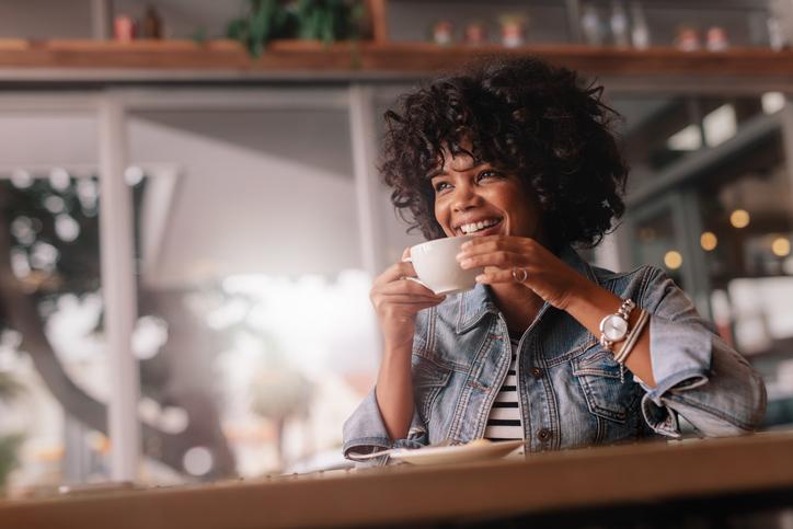 Mulher tomando café sem açúcar