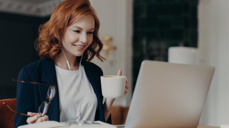 mulher bebendo café para tentar manter a rotina de sono