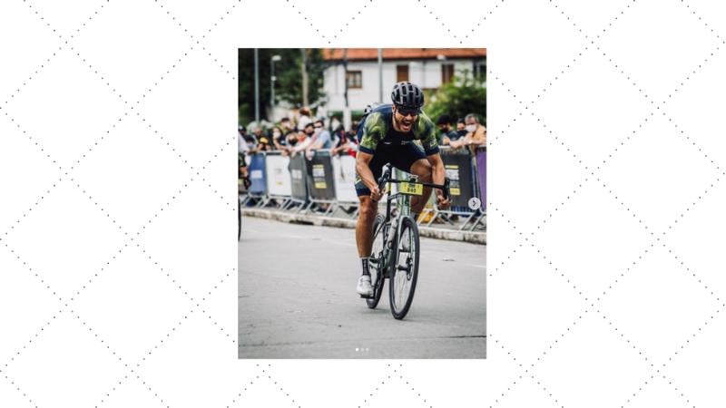 Rodrigo Hilbert praticando ciclismo. 