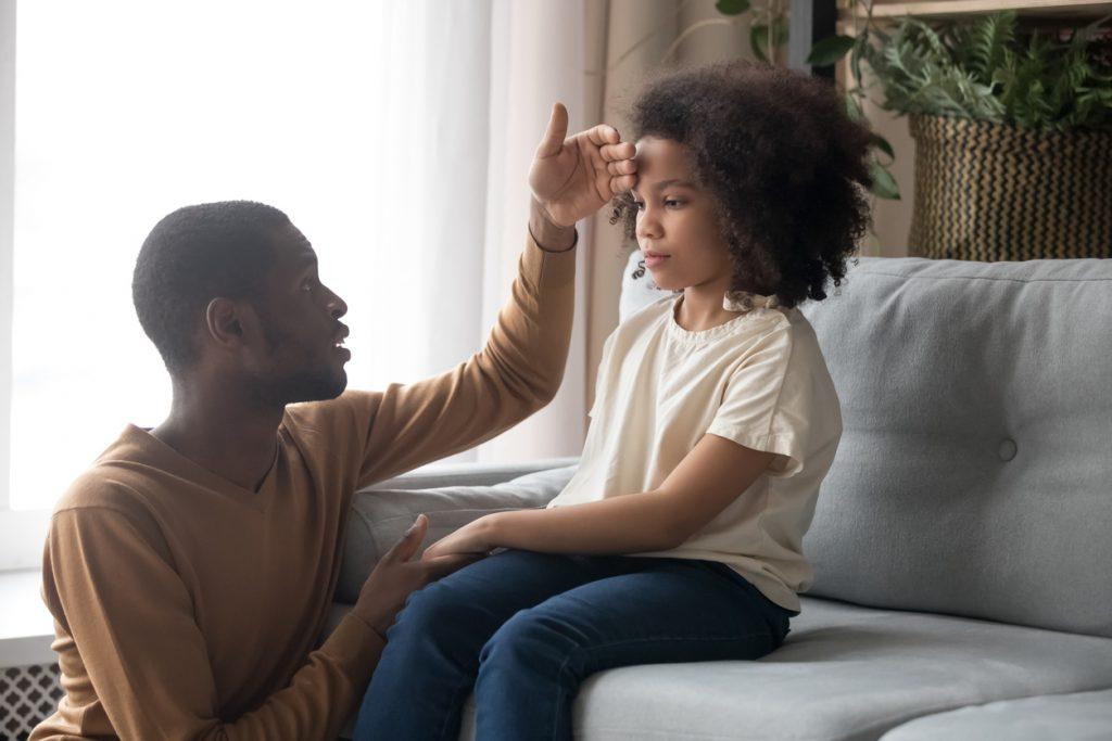 pai testando se filha está com febre