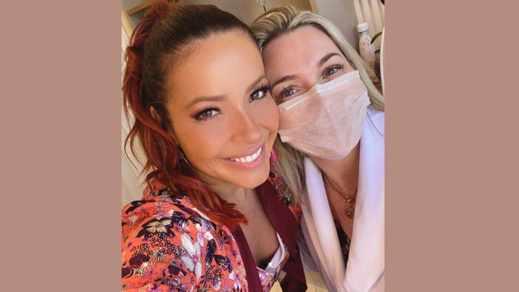 atriz Renata Dominguez com sua dermatologista