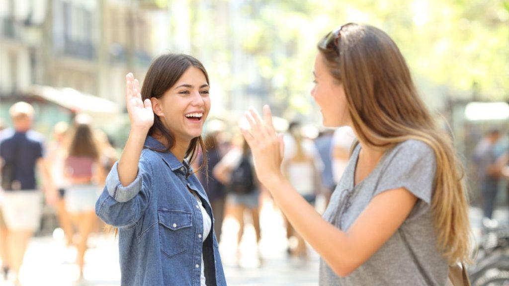 amigas se despedido em rua