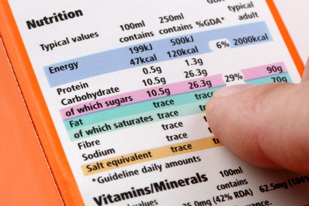 pessoa observando quantidade de calorias contida em um alimento