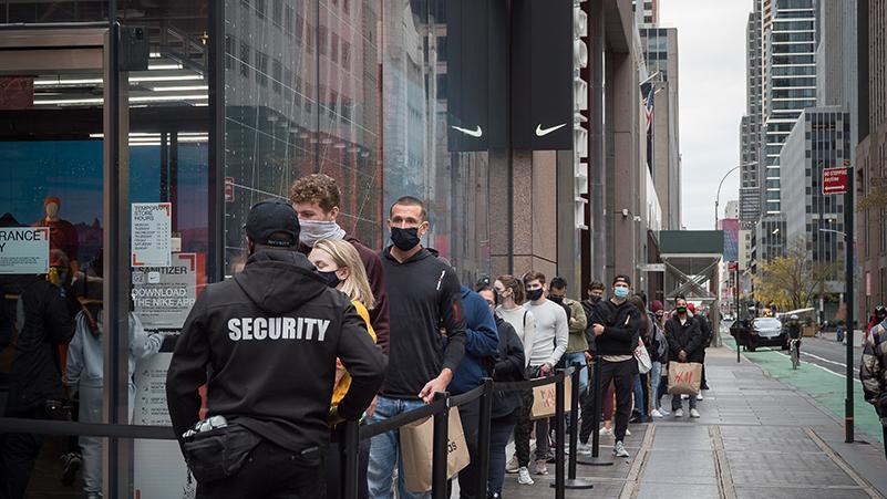 Fila na porta da loja da Nike, comportamento de hypebeast