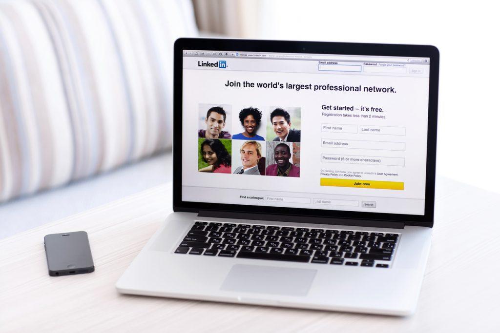 Utilize o LinkedIn tanto no celular como também em seu computador (Foto: Prykhodov/iStock)