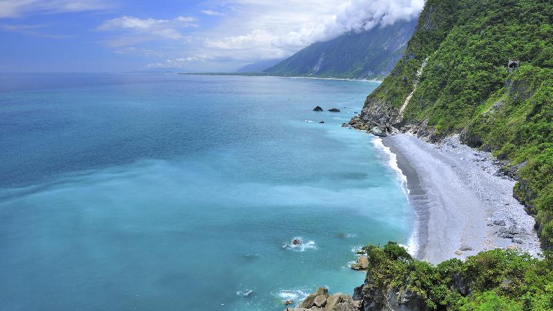 O Penhasco de Qingshui encontra o oceano no limite do Parque Nacional Taroko.