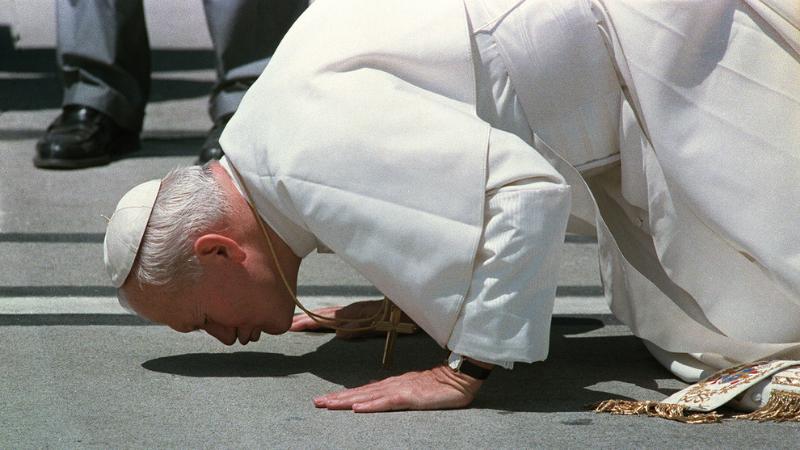 papa beijando o chão