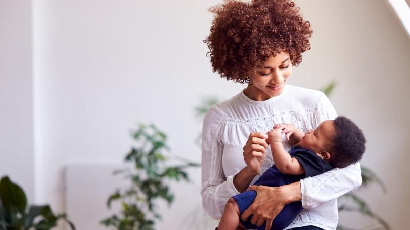 mae com o bebe no colo