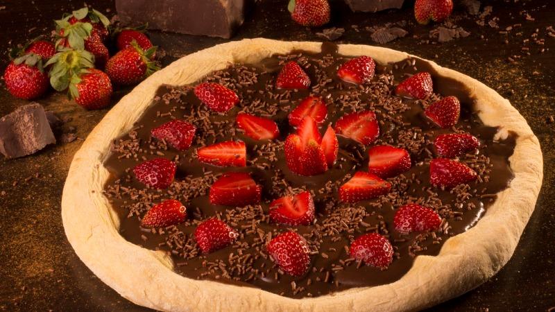 Pizza de chocolate com morango