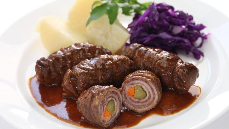 Rocambole de Carne com cenoura e azeitonas é uma das receitas que sujam pouca louça