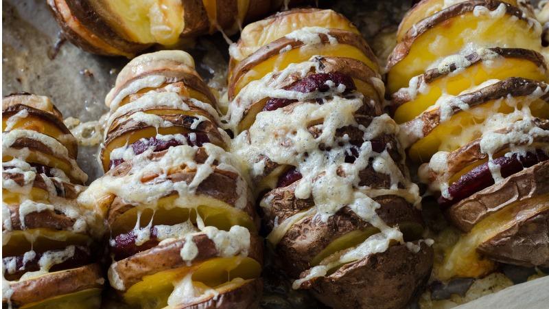 Batata hasselback: descubra como fazer essa delícia