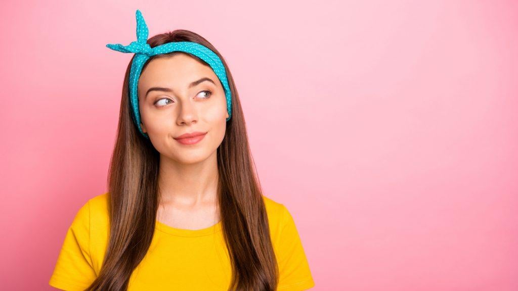 menina com laço no cabelo